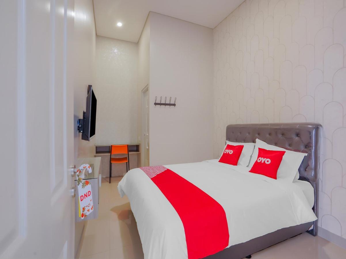 Super Oyo Capital O 90336 Olive Guest House Surabaya Bagian luar foto